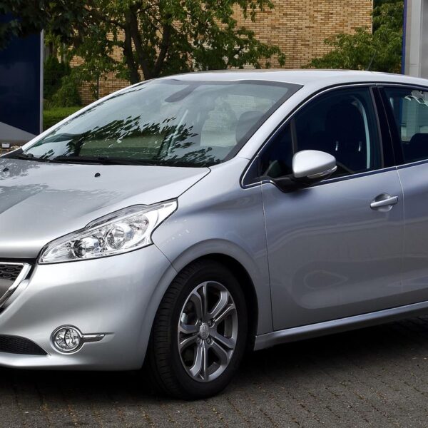 Peugeot 208 – opinie o nowym designie i technologii.