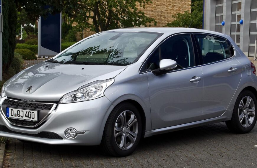 Peugeot 208 – opinie o nowym designie i technologii.