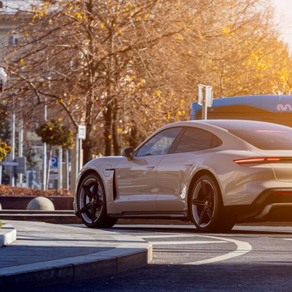 Porsche 911 vs. Ferrari 488 – Który supersamochód wybrać?