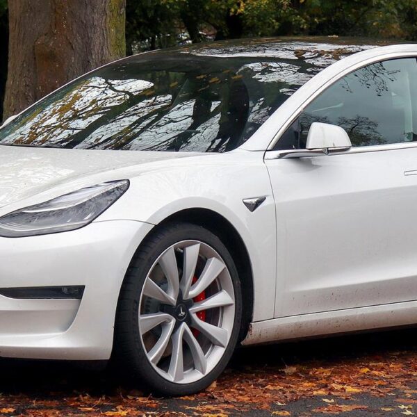 Tesla Model 3 – Czy elektryczny samochód dla każdego? Dane techniczne, zasięg, cena