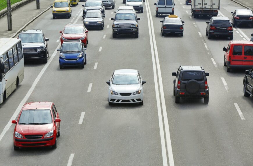Porównanie hatchbacków segmentu B: Volkswagen Polo vs. Ford Fiesta.