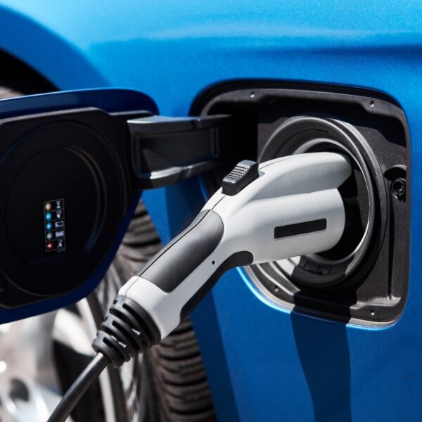 Hybrydy plug-in: Przewaga nad tradycyjnymi hybrydami i benzyniakami.