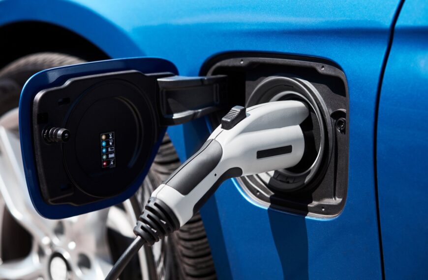 Hybrydy plug-in: Przewaga nad tradycyjnymi hybrydami i benzyniakami.