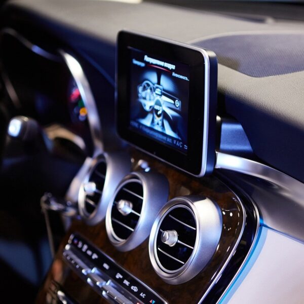 Rola oprogramowania w nowoczesnych pojazdach: Aktualizacje, bezpieczeństwo i personalizacja.