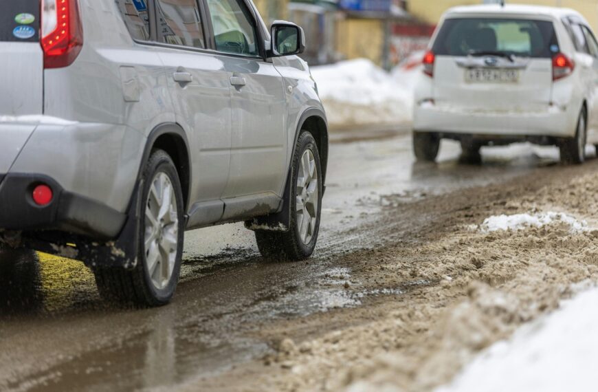 Ekstremalne warunki testowe: Jak producenci samochodów przygotowują pojazdy do różnych klimatów?
