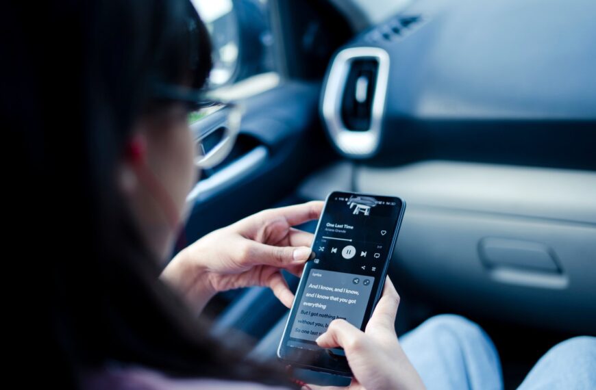 Porównanie systemów audio w popularnych modelach aut: Który oferuje najlepszą jakość dźwięku?
