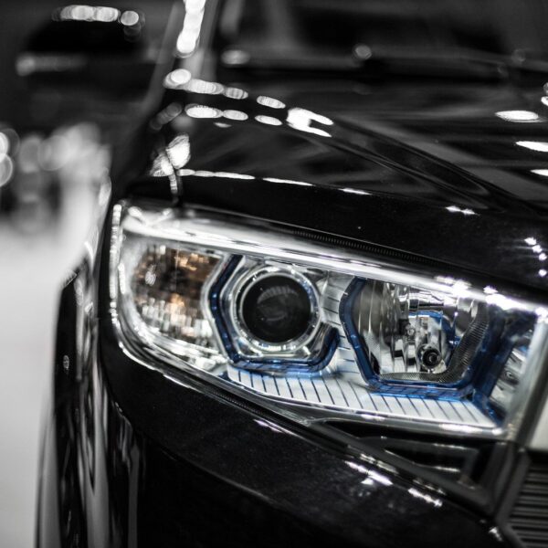 Reflektory LED vs. Xenon: Które oświetlenie zapewni lepszą widoczność i komfort jazdy?