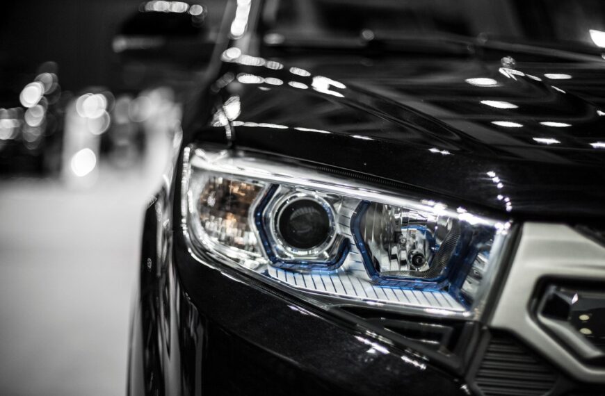 Reflektory LED vs. Xenon: Które oświetlenie zapewni lepszą widoczność i komfort jazdy?