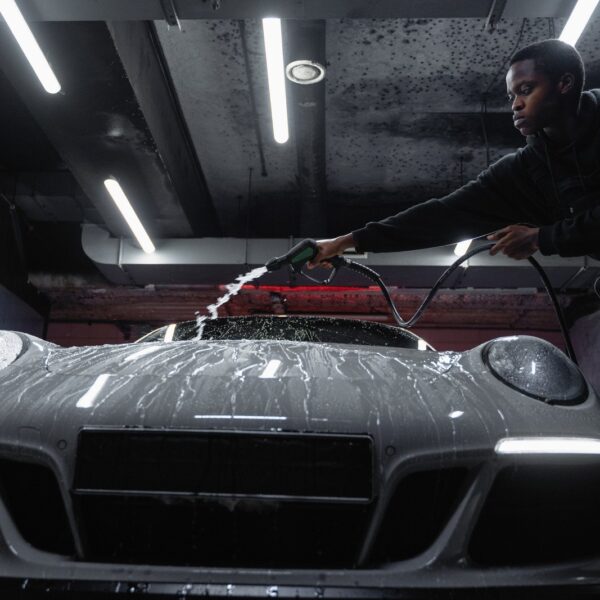 Praktyczny poradnik pielęgnacji karoserii: Jak dbać o powłokę lakierniczą nowoczesnych samochodów?