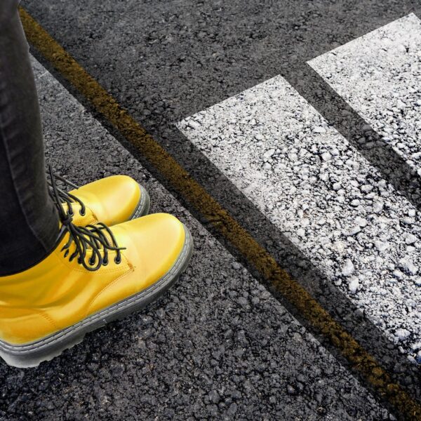 Jakie nowości wprowadzają producenci w zakresie bezpieczeństwa pieszych?