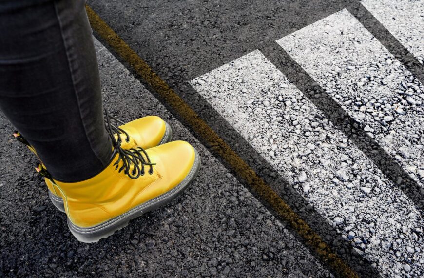 Jakie nowości wprowadzają producenci w zakresie bezpieczeństwa pieszych?